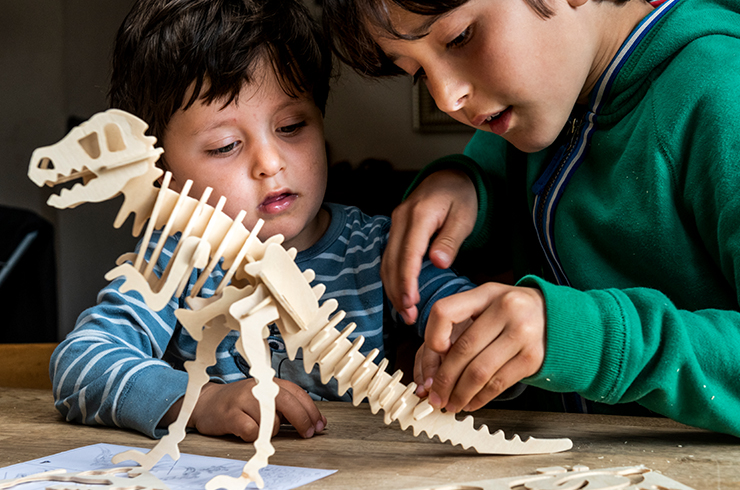 Kids playing with a dinosaure skeleton toy
